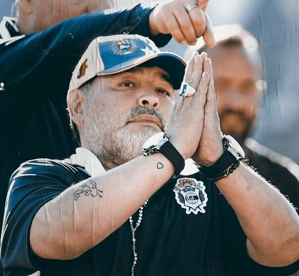 Себастьян Дриусси эмоционально отреагировал на уход из жизни легенды мирового футбола и его соотечественника Диего Марадоны. 
 
— Вся Аргентина в трауре. Марадона — наша национальная звезда. Наш футбольный Бог. Нас покинул тот, кто привел нас на футбольную вершину мира. Сегодня в Аргентине умер футбол