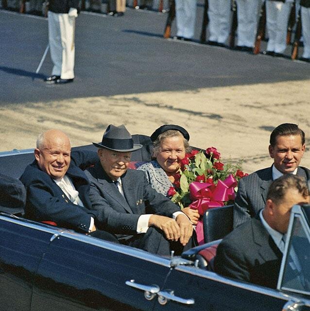 Н.С. Хрущёв, президент США Эйзенхауэр и Нина Петровна Хрущёва. Фото с сайта https://moiarussia.ru/triumfalnyj-vizit-hrushheva-v-ameriku-kazusy-trudnosti-perevoda-zabavnye-istorii/