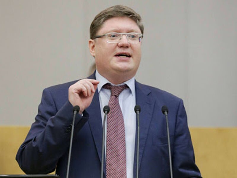До того как заняться депутатской работой, Андрей Исаев являлся одним из руководителей федерации независимых профсоюзов России.