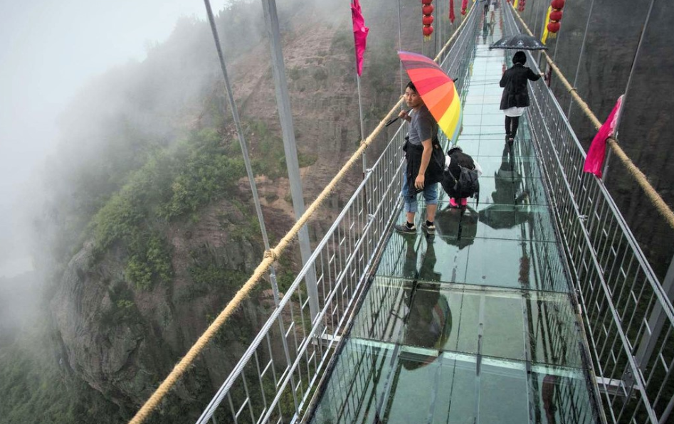 Spectacular glass-bottomed bridge opens in Vietnam