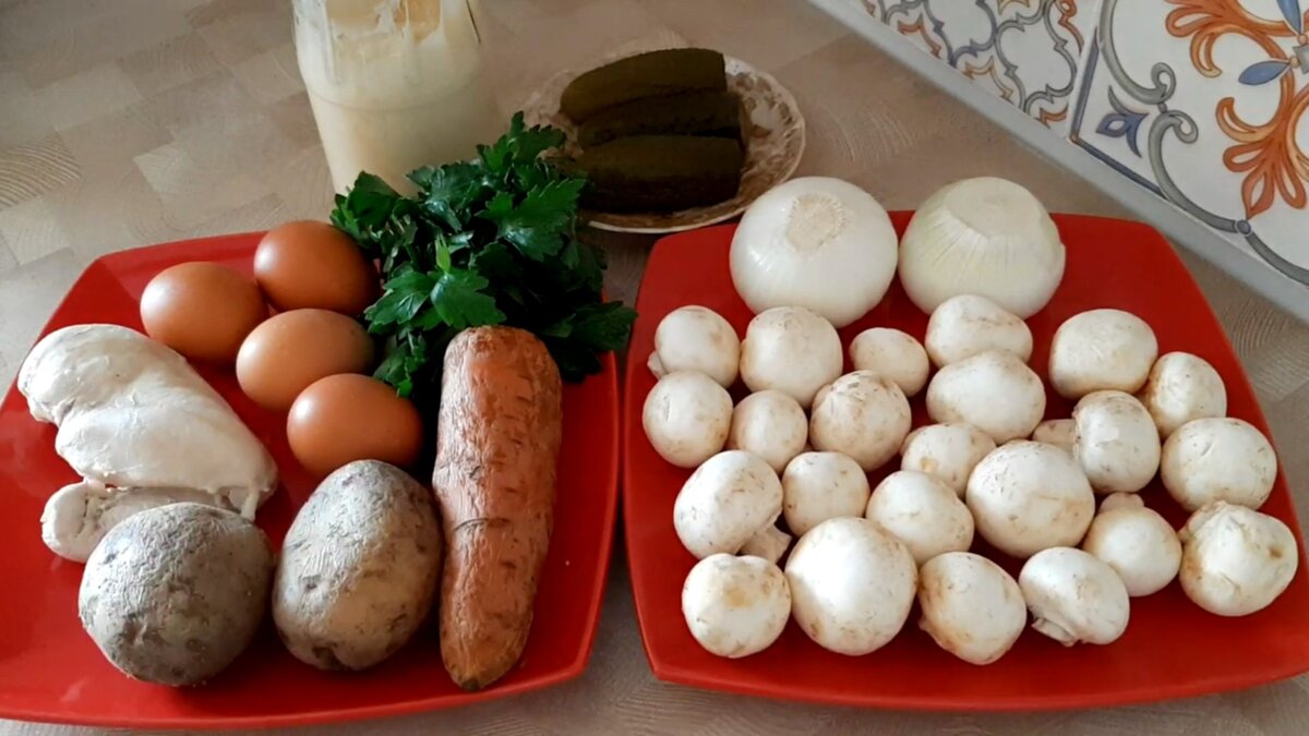 Овощи, куриное филе и яйца отвариваю и остужаю