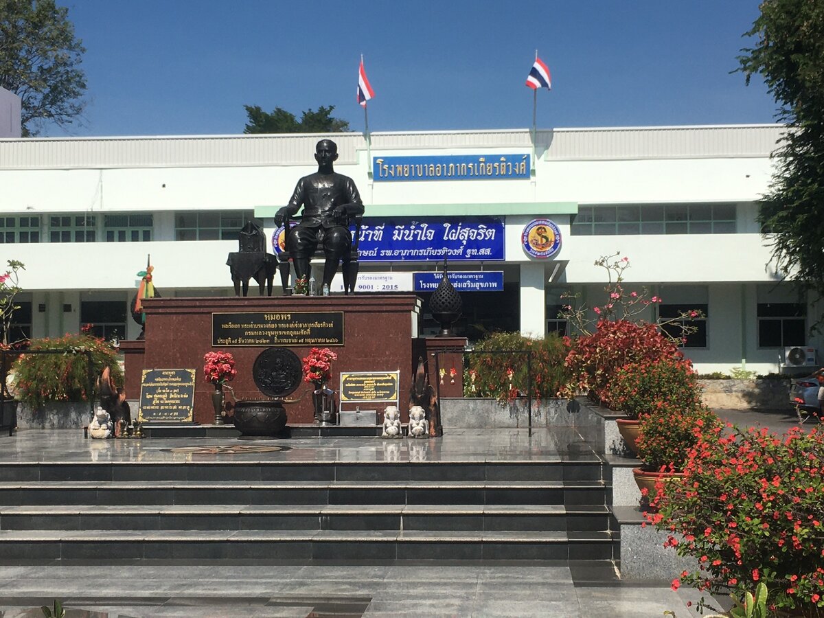 Памятник при въезде в госпиталь 