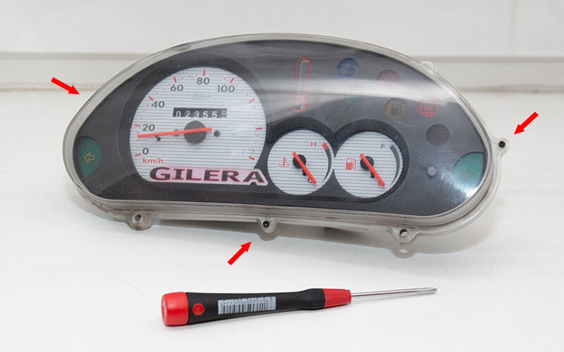 Первым делом откручиваются саморезы по стрелкам. Фото @gilerarunner.ru