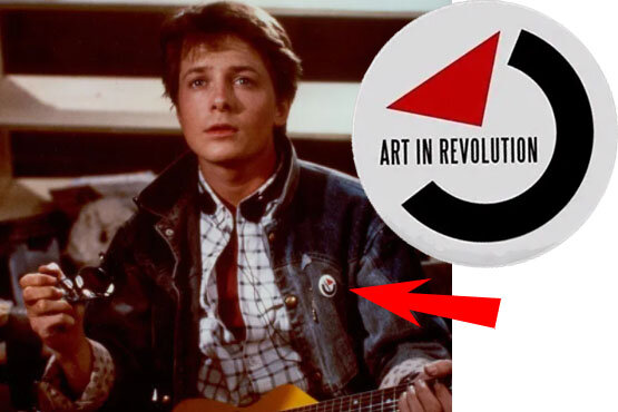 Марти Макфлай со значком на джинсовой куртке.