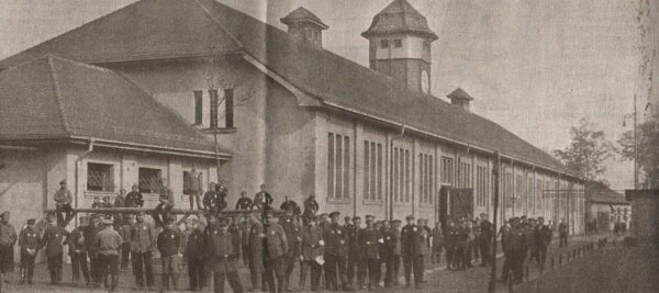 Так выглядели казармы в 20е годы 20го века  фото взято из Википедии 