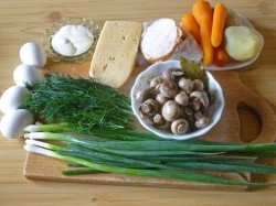 ШАГ 1:Для приготовления грибной поляны нам нужны заблаговременно подготовленные продукты – вареные яйца, картофель и морковь. Овощи отвариваем очищенными в подсоленной воде, а затем охлаждаем. Маринованные шампиньоны берем небольшие, лучше всего их замариновать самостоятельно быстрым способом. Зелень можно брать любую на свой вкус, в данном рецепте я использую зеленый лук и укроп. Ветчину берем куриную, она более мягкая.

ШАГ2:Первым слоем салат укладываем маринованные шампиньоны шапочками вниз.