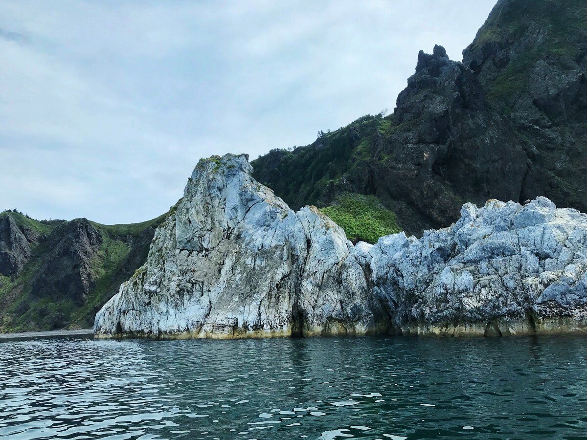 Раздетые сахалинки устраивают фотосессии на «мятных» торосах