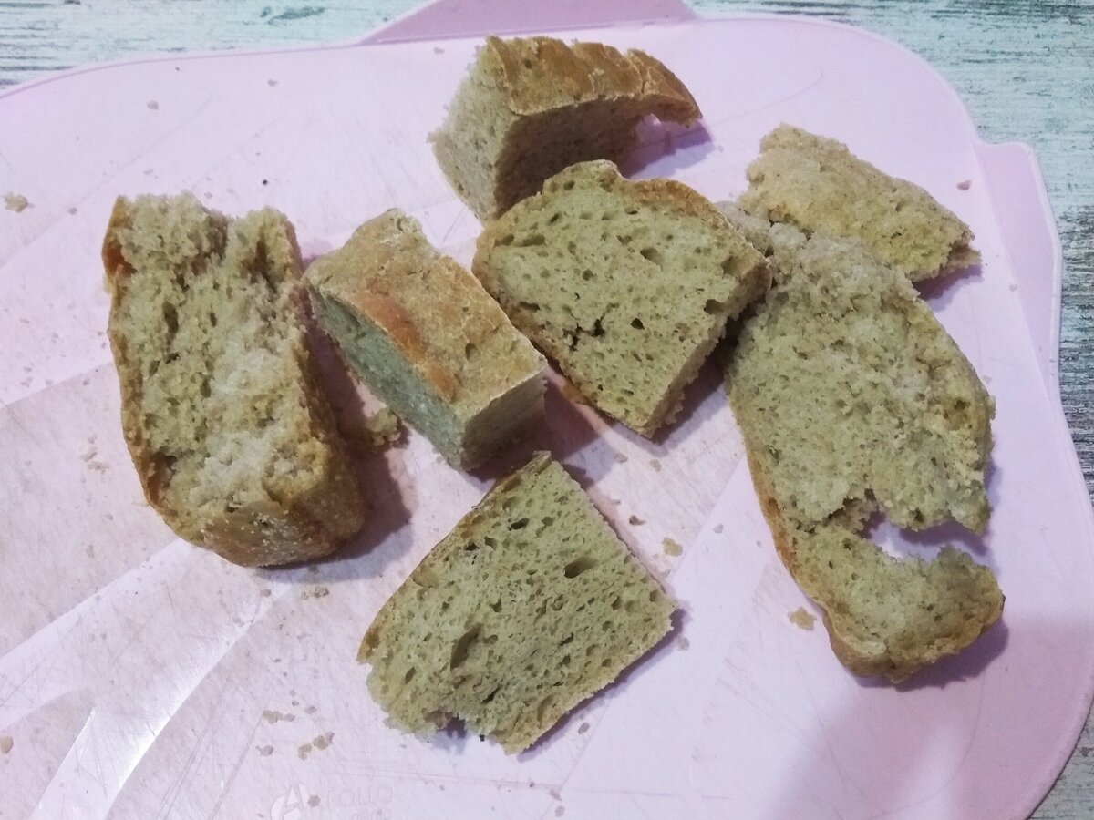 Дети вчера весь хлеб переломали, поэтому гренки получатся всякие разные. 