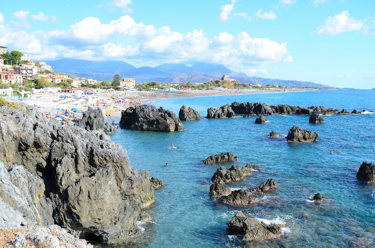 Вид на море и пляж в городе Скалея.