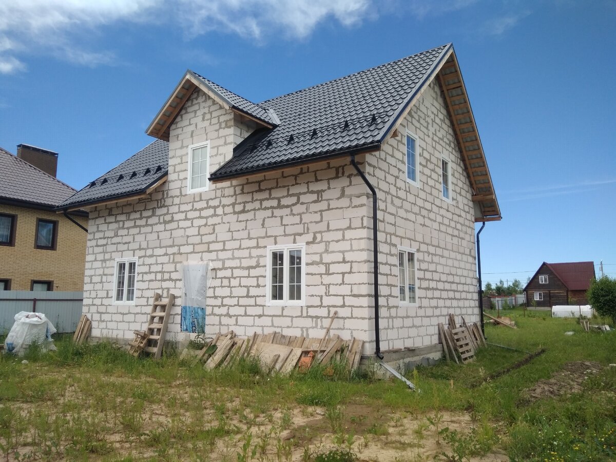 Над окнами и дверями перемычки в П-образном блоке, армопояс тоже внутри.