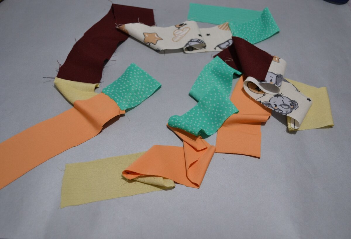 Фотография сделана автором канала. Ленты, сшитые из лоскутков