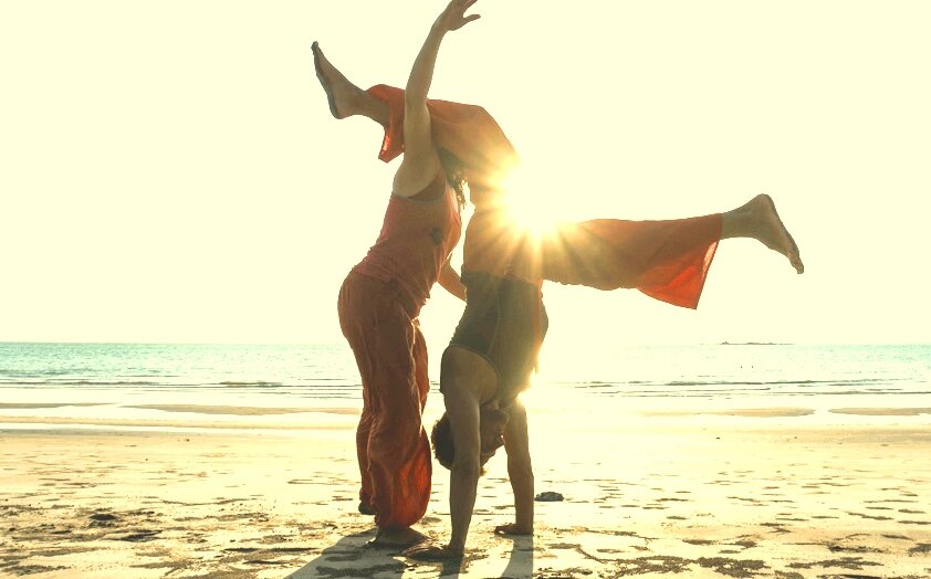 Нашла и обработала - красивая картинка танцев на пляже. Хочется на пляж.