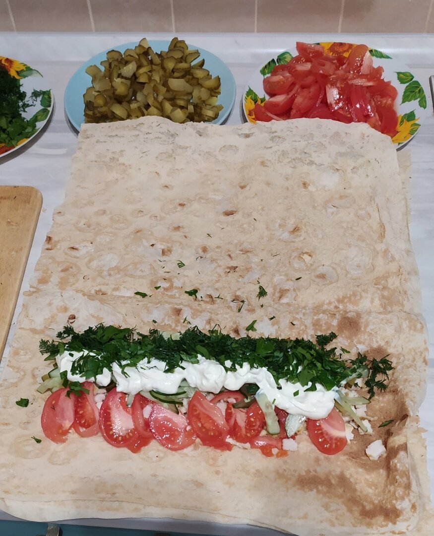 Примерно так располагаем вкусную начинку на лаваше