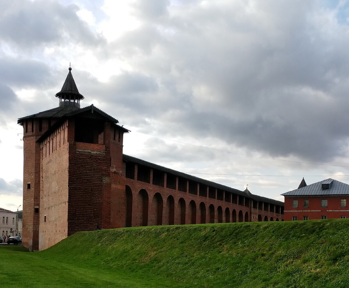 Сохранившаяся и восстановленная часть стены с Грановитой башней