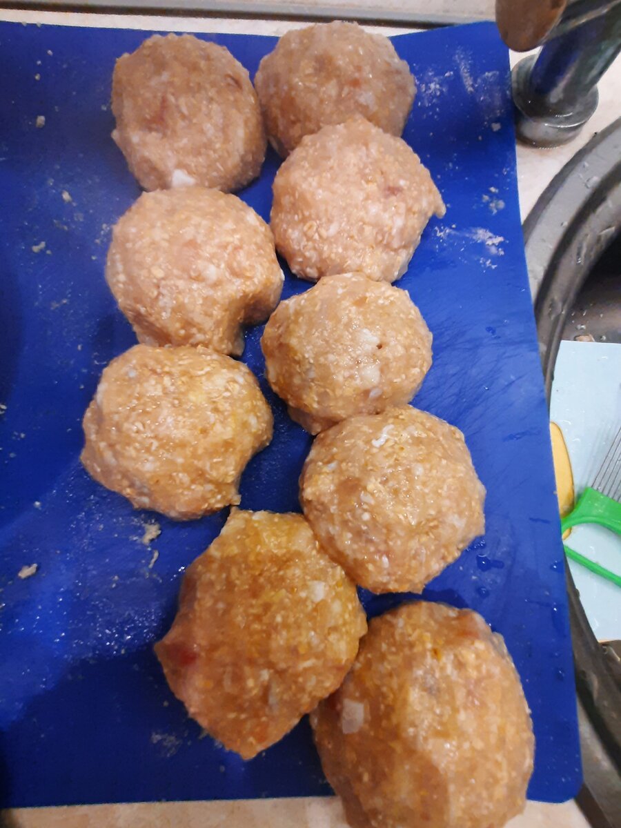 Фарш настоялся и легко лепится 