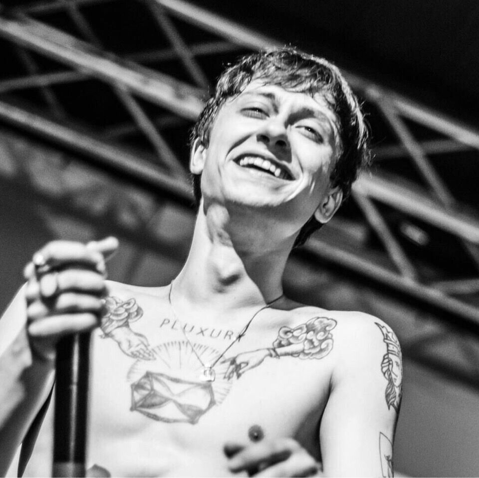 Артём Сергеевич Кулик (род. 1 июня 1991 года, Уфа, Башкирская АССР, СССР), более известный под сценическим псевдонимом Boulevard Depo (рус. Бульва́р Депо) — российский хип-хоп исполнитель, автор песен, бывший участник и создатель крупного творческого объединения YungRussia.Псевдонимы : Boulevard Depo, PowerPuff Luv, Depo Blvrd, Артём Шатохин