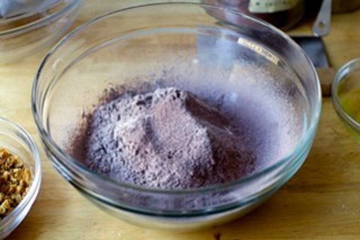 Какао, ваниль и сахар в миске