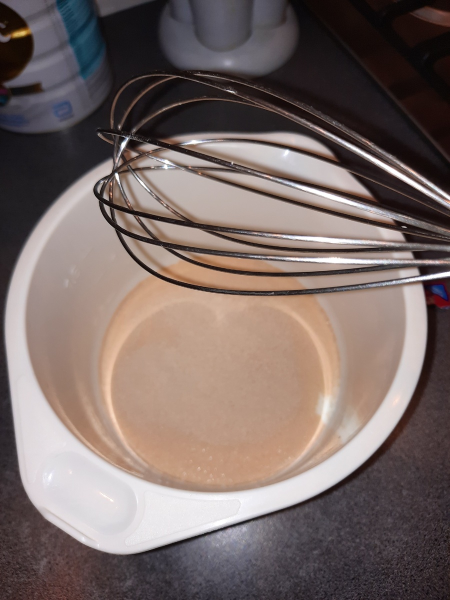 Добавляем 1ст.л дрожжей (я беру сухие) в молоко и перемешиваем венчиком.  