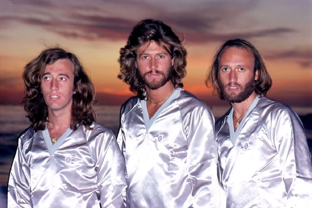 Би качество. Группа Bee Gees 2019. Солист группы Bee Gees. Гибсон би джиз. Bee Gees Bee Gees 2020.