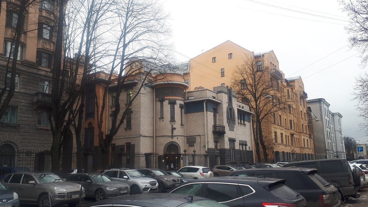 красивый старинный особняк на улице Рентгена.Целыми днями в нём жужжат бормашины.