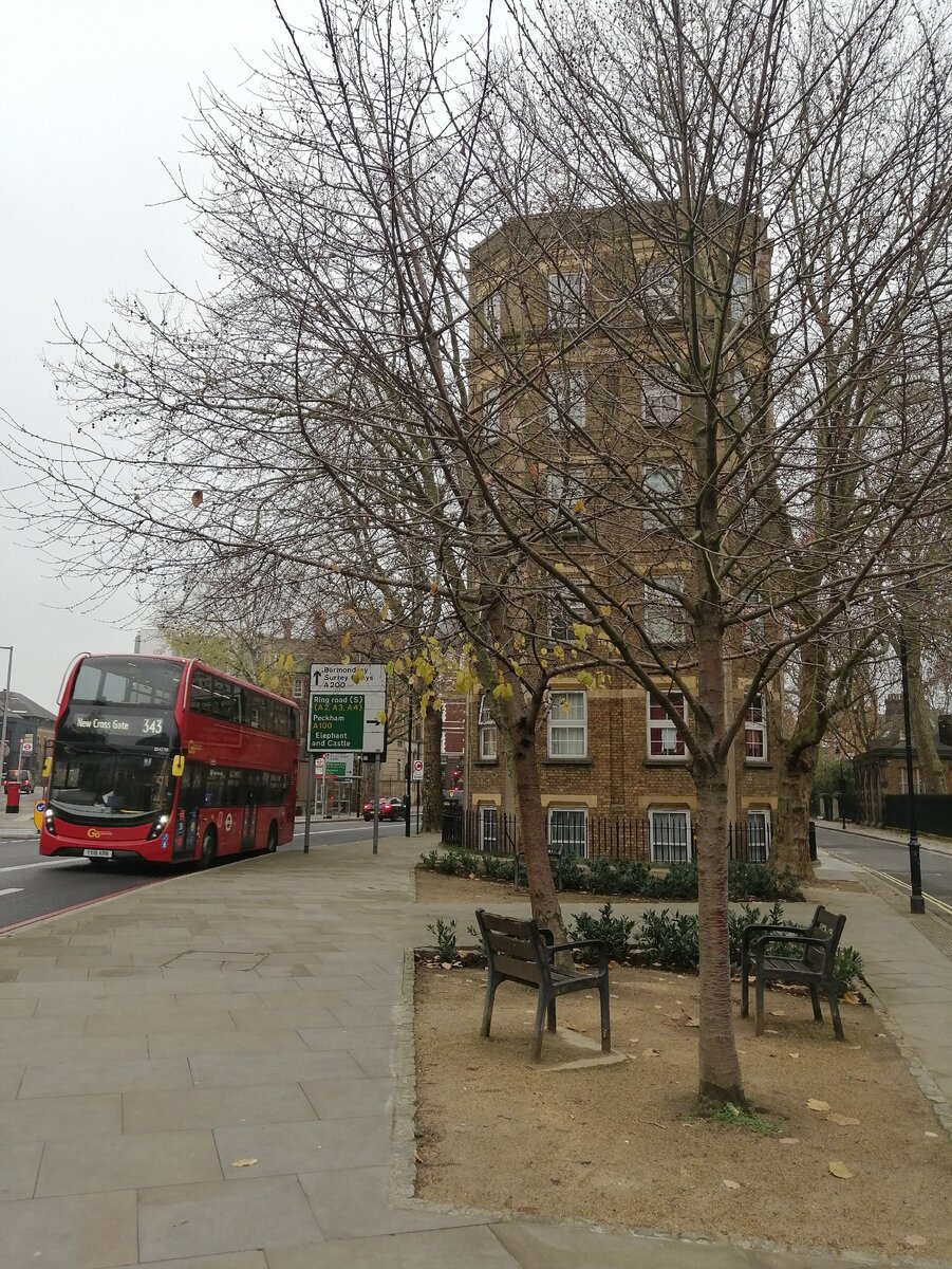 Современный двухэтажный автобус в Лондоне (фото автора)