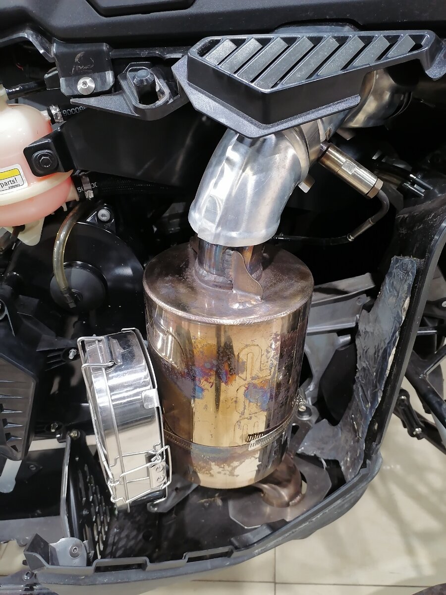 Хотдоггер на прямоточном глушителе снегохода. Главное не пережарить, что б не подгорело!