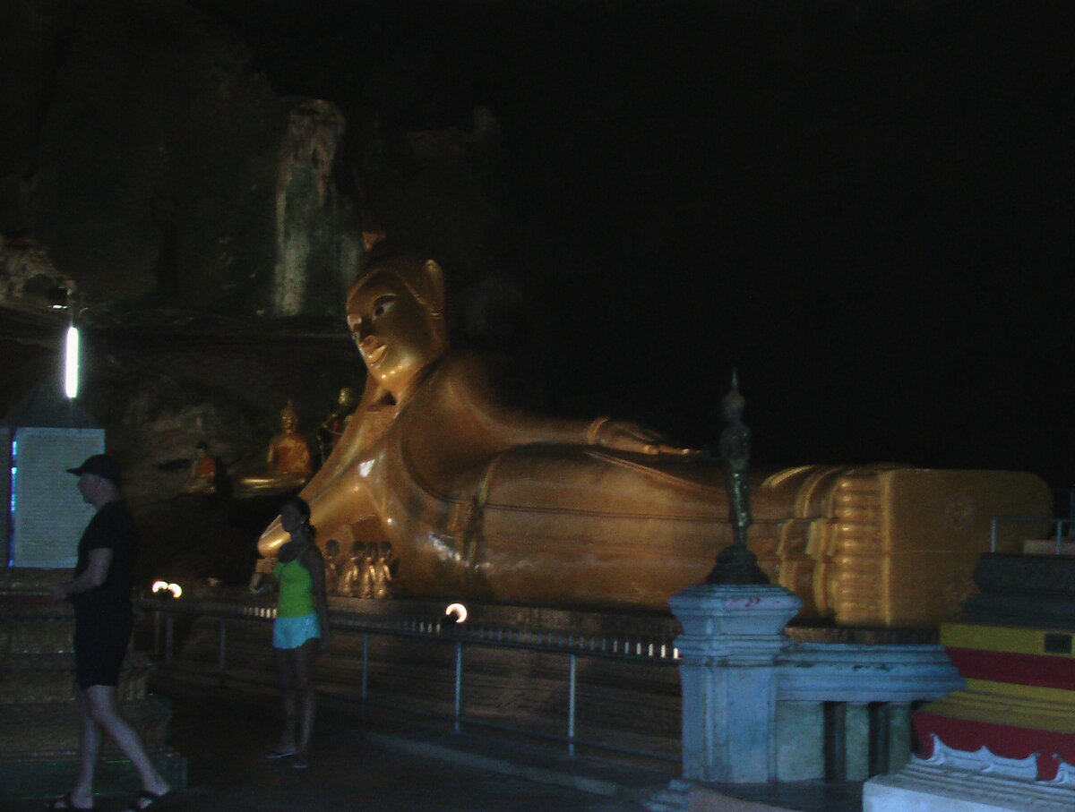 Редкая статуя Лежащего Будды.