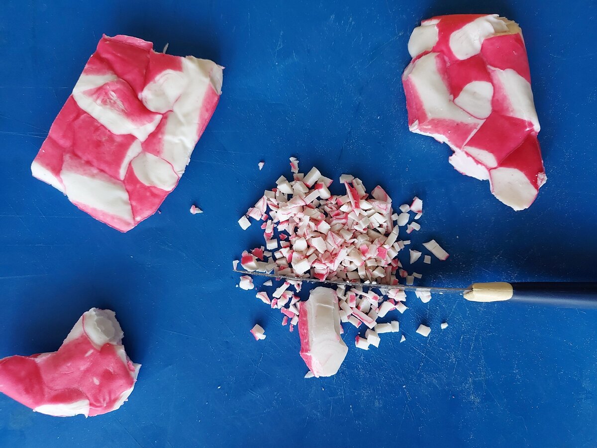 Фото автора.  Крабовое мясо покрошила. Листайте дальше