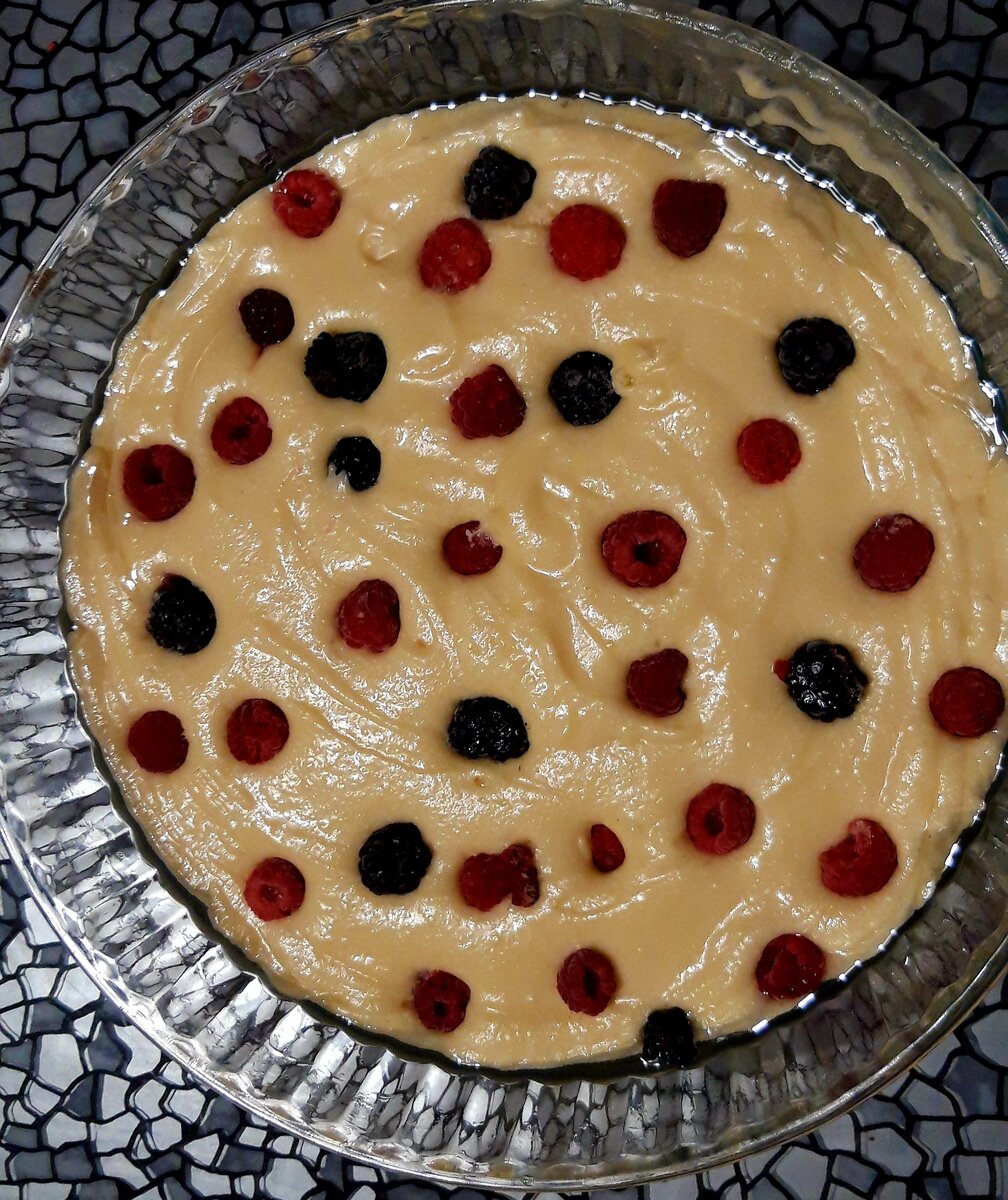 Данный пирог с малиной и ежевикой