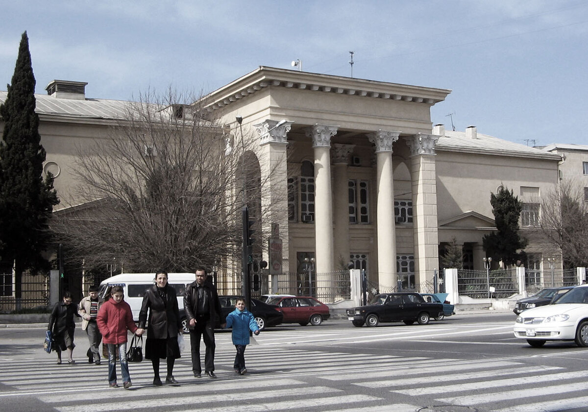 Наш ДК. Бывший Дом авиации (1943), Дом Культуры БЭМЗ (1960-е), Дом Культуры и Техники "Азеэлектромаш" (1970-80-е). Сейчас дом торжеств "Гюнеш". 
Фото 2005 года. Автор - Вячеслав Сапунов