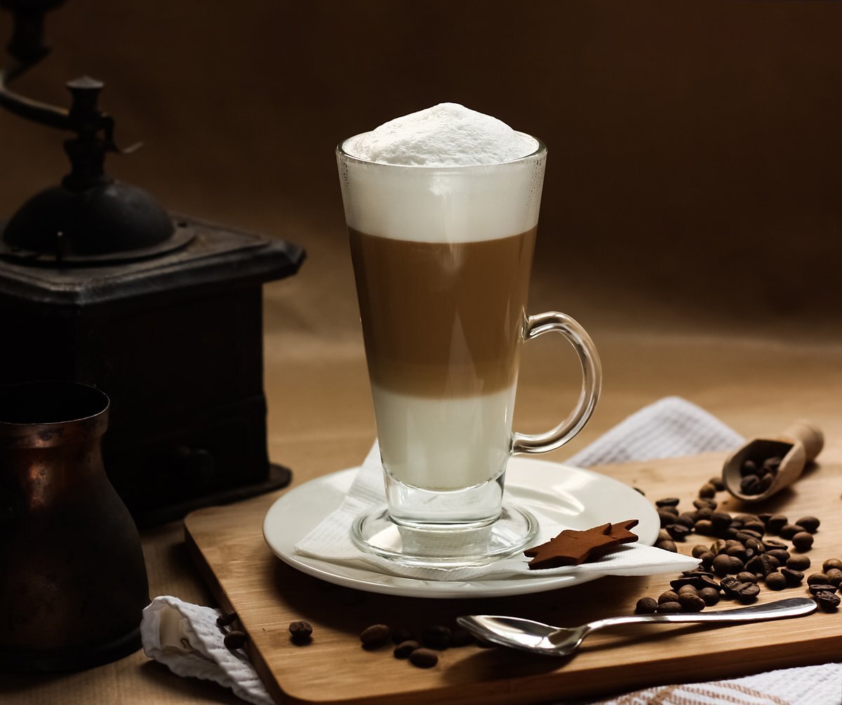 Продукты (на 1 порцию) Кофе – 9 зерен
Вода – 30 мл
Молоко жирное (3,5%, домашнее) – 150 мл
Сахар - по вкусу
Как приготовить кофе латте в домашних условиях:
1. Перемолоть зерна кофе в кофемолке.
2. Всыпать свежемолотый кофе в турку, залить холодной водой.
3. Поставить турку на медленный огонь, варить, пока не начнет подниматься пенка.
4. Как только пенка начала подниматься, снять кофе с огня.
5. Нагреть молоко, но не кипятить! Молоко должно быть прогретым (около 80 градусов).
6. Взбить венчиком молоко до состояния воздушной пены.
7. Половину молока налить в бокал для латте.
8. Через сито процедить кофе в стакан. Тонкой струйкой по стенке бокала влить в него эспрессо.
9. Сверху выложить готовую молочную пену. Вложить в бокал с напитком трубочку. Кофе латте по-домашнему готов. 