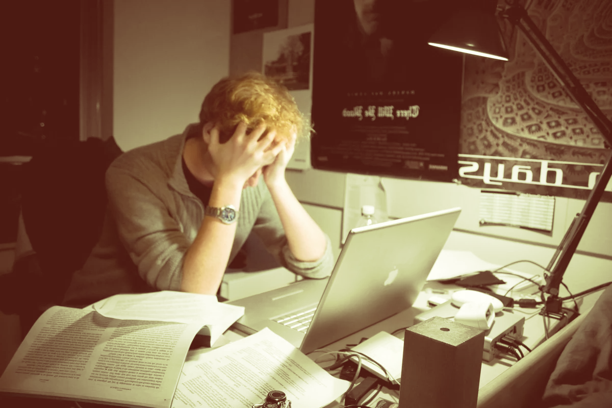 Для того, чтобы научиться писать художественные тексты (да и не художесвенные тоже), нужно огромное терпение и желание. Особенно, на первых порах. 