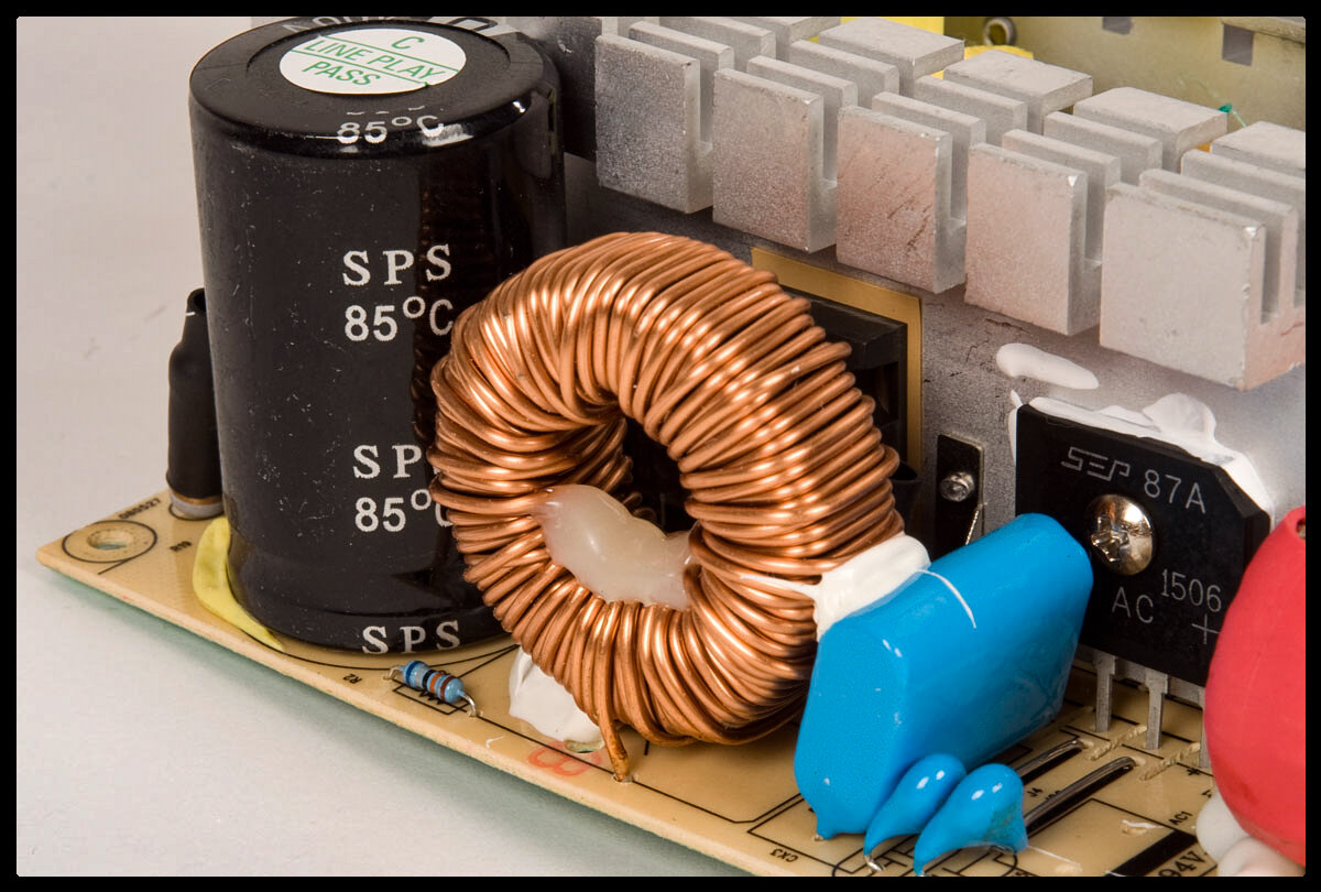Дроссель помех в блок питания пк. Катушка индуктивности в блоке питания. Дроссель 1. Дроссель в блоке питания. Дроссель в блоке питания компьютера.