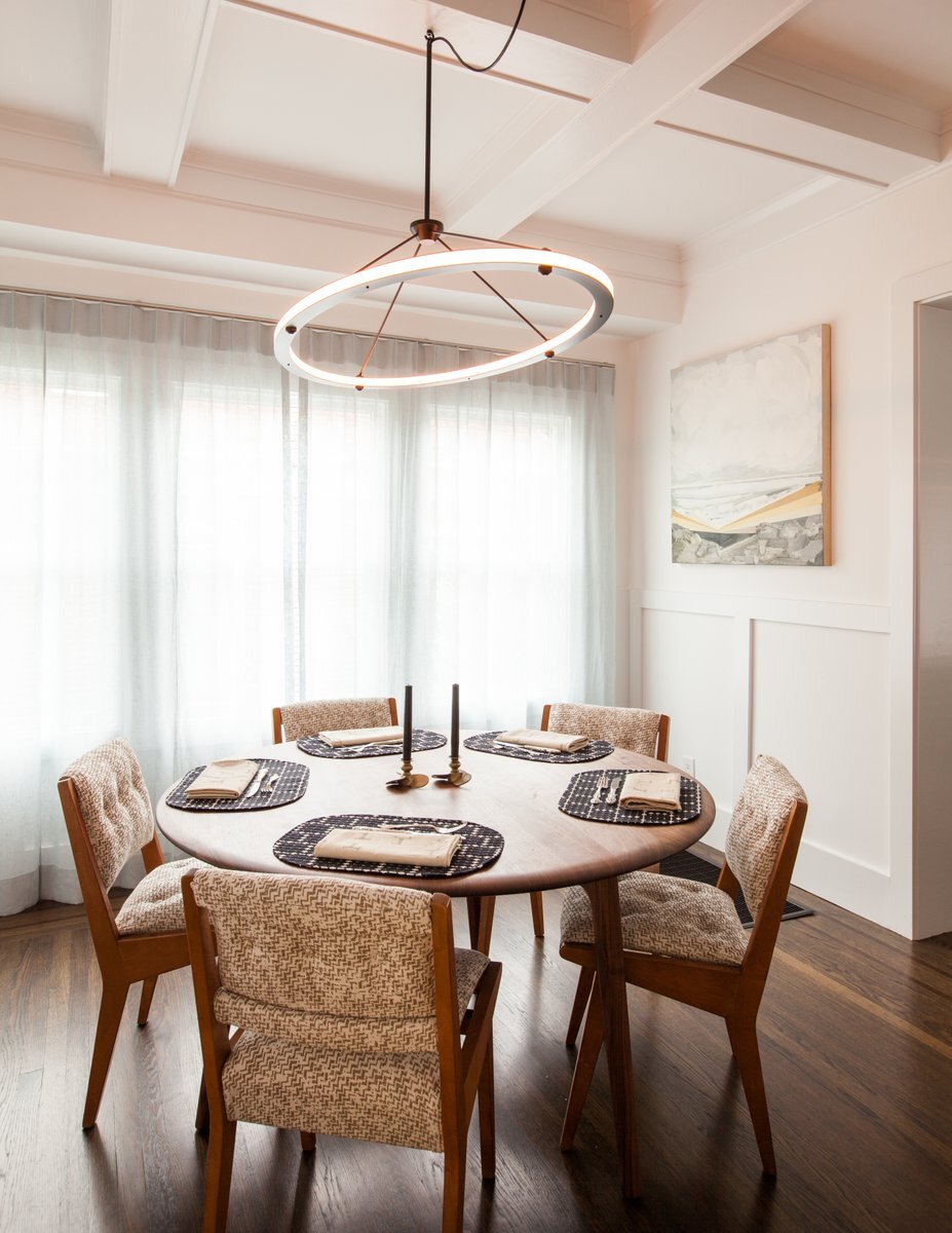 Современные тюлевые шторы в интерьере кухни-столовой.