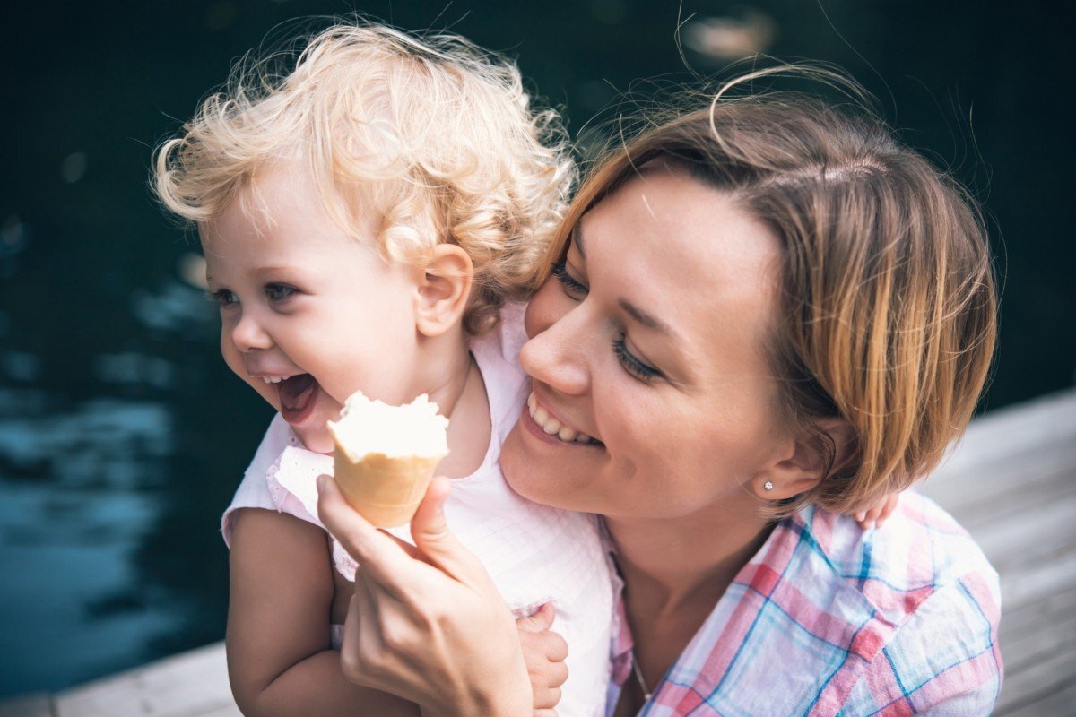 Мамочка а можно. Мама с дочкой едят мороженое. Ребенок навсегда. Mother daughter icecream.