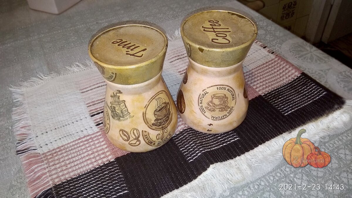 Красивые баночки, приятно хранить в таких сыпучки.