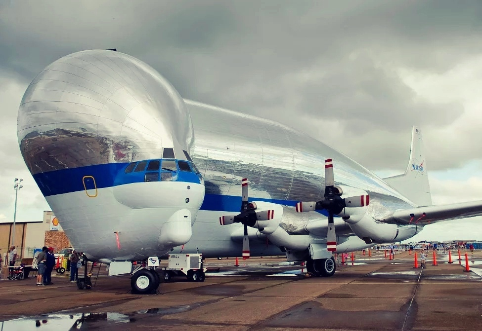 Высота самого большого самолета. Super Guppy 377sg. Boeing 377 super Guppy. Боинг 377 супер гуппи. Боинг b 377.