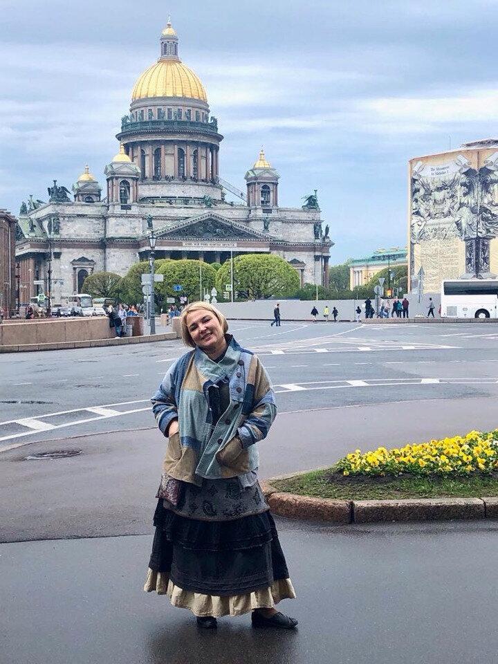 Теперь главная героиня на фото, не куртка, а юбка))