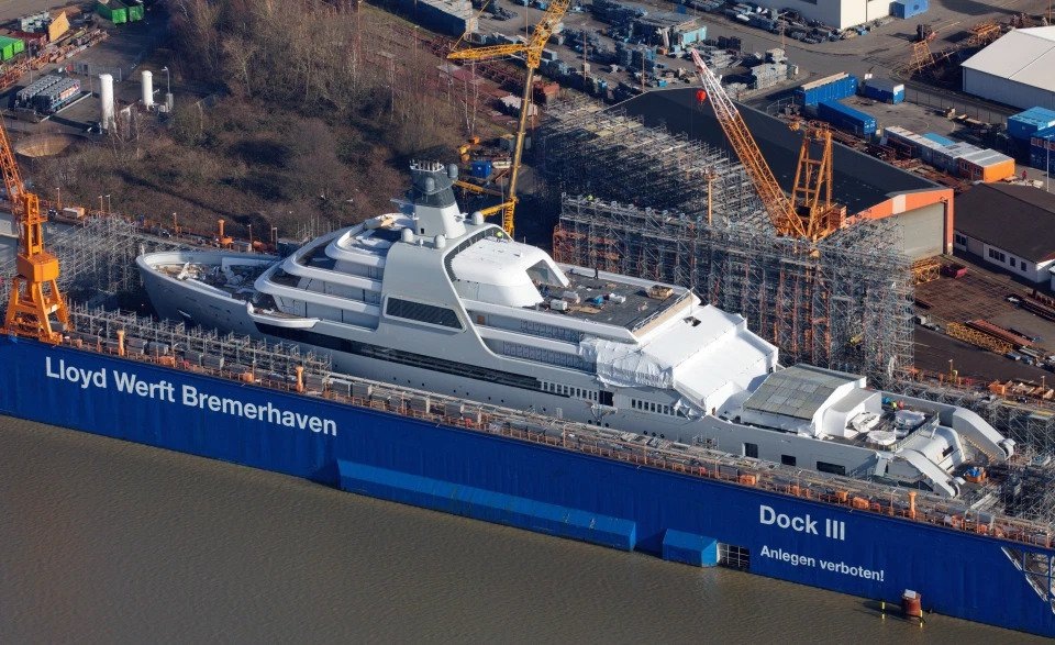 Та самая яхта на верфи lloyd werft bremerhaven в Германии.