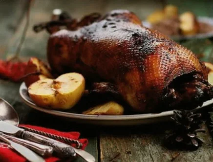 Фото-рецепты для праздничного стола: цыпленок табака, запеченный гусь с яблоками, курица на вертеле