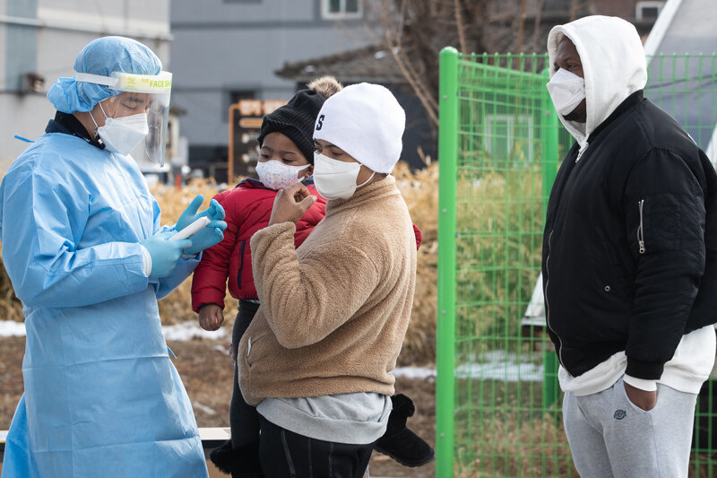 Иностранцы пришли во временный центр тестирования сдавать анализы на коронавирус