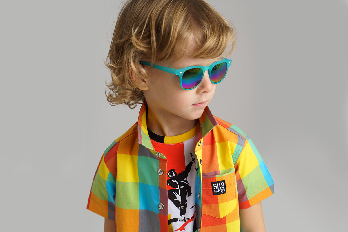 Вульгарно одетые девушки. Не любит одеваться. Девушка выбирает вещи. Дети не улице. Не надо так одеваться.