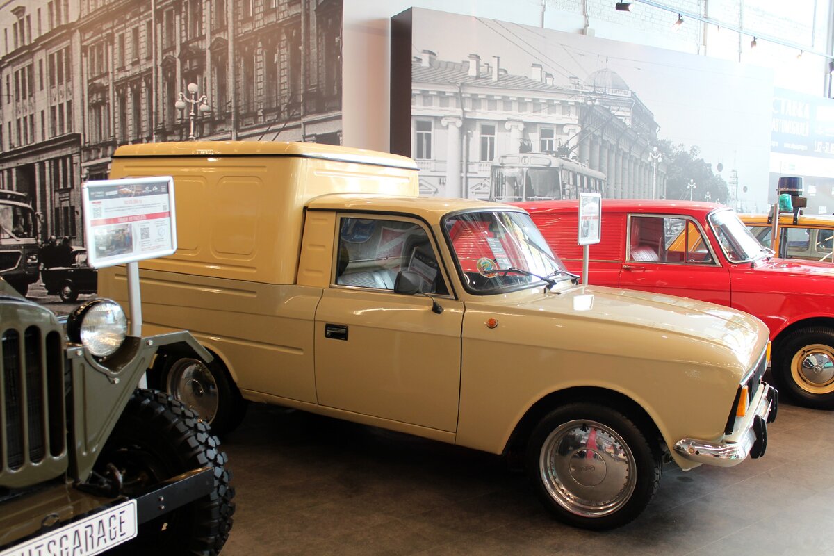 Автомобиль ИЖ 2715 1993 года выпуска. Выставка ретроавтомобилей Velgutsgarage в Outlet Village Пулково. 2021 год 