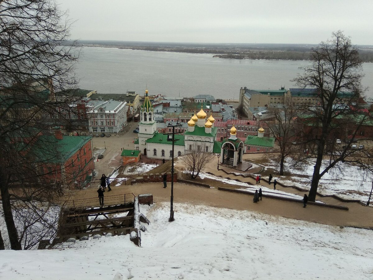 Волга в Нижнем Новгороде. Левее - в Волку впадает Ока