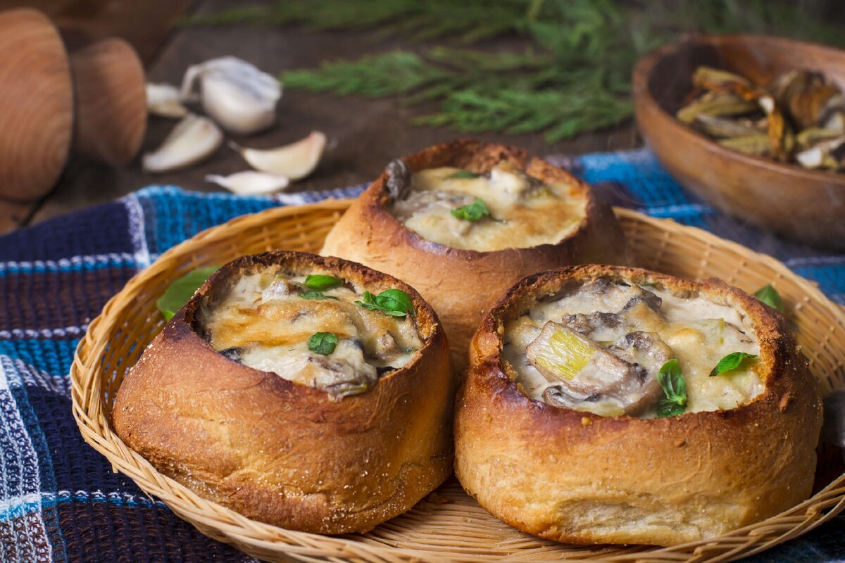 Жульен в булочке с курицей и грибами
