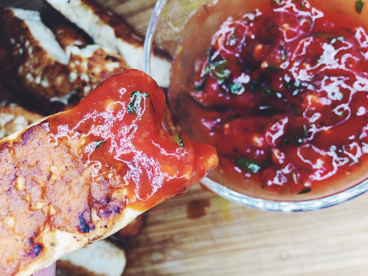Томатный соус с набором специй и чесноком: как один из вариантов подачи для куриных колбасок