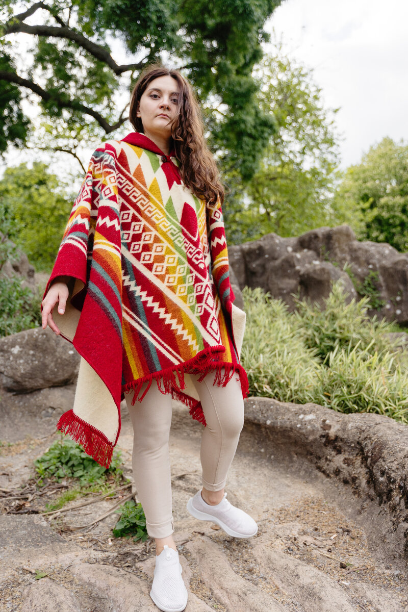 Пончо из альпаки. Ношу его при температуре примерно от +12 (если нет дождя) до +22 (если ветер и облачно). 