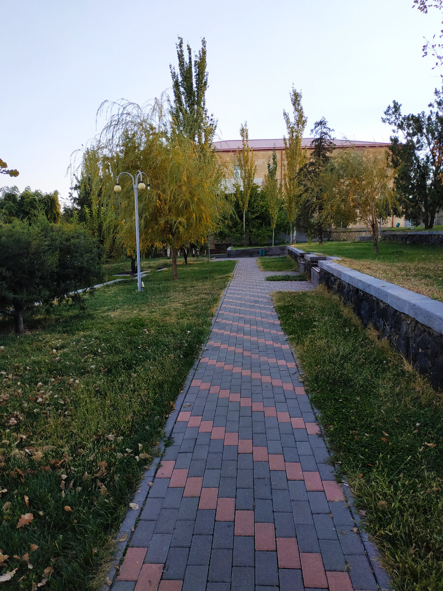Аллея парка Малатия в Ереване.