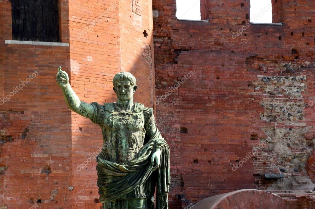 Фото из открытых источников. Римские стены и статуя Юлия Цезаря в Турине. Италия.