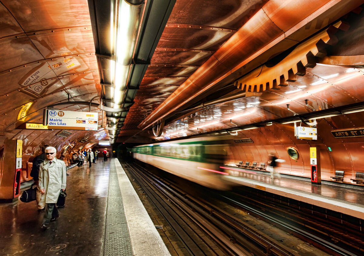 Paris metro station. Станция метро Arts et metiers. Arts et métiers Metro Париж. Станции метро Парижа. Кэнэри-Уорф станция метро.